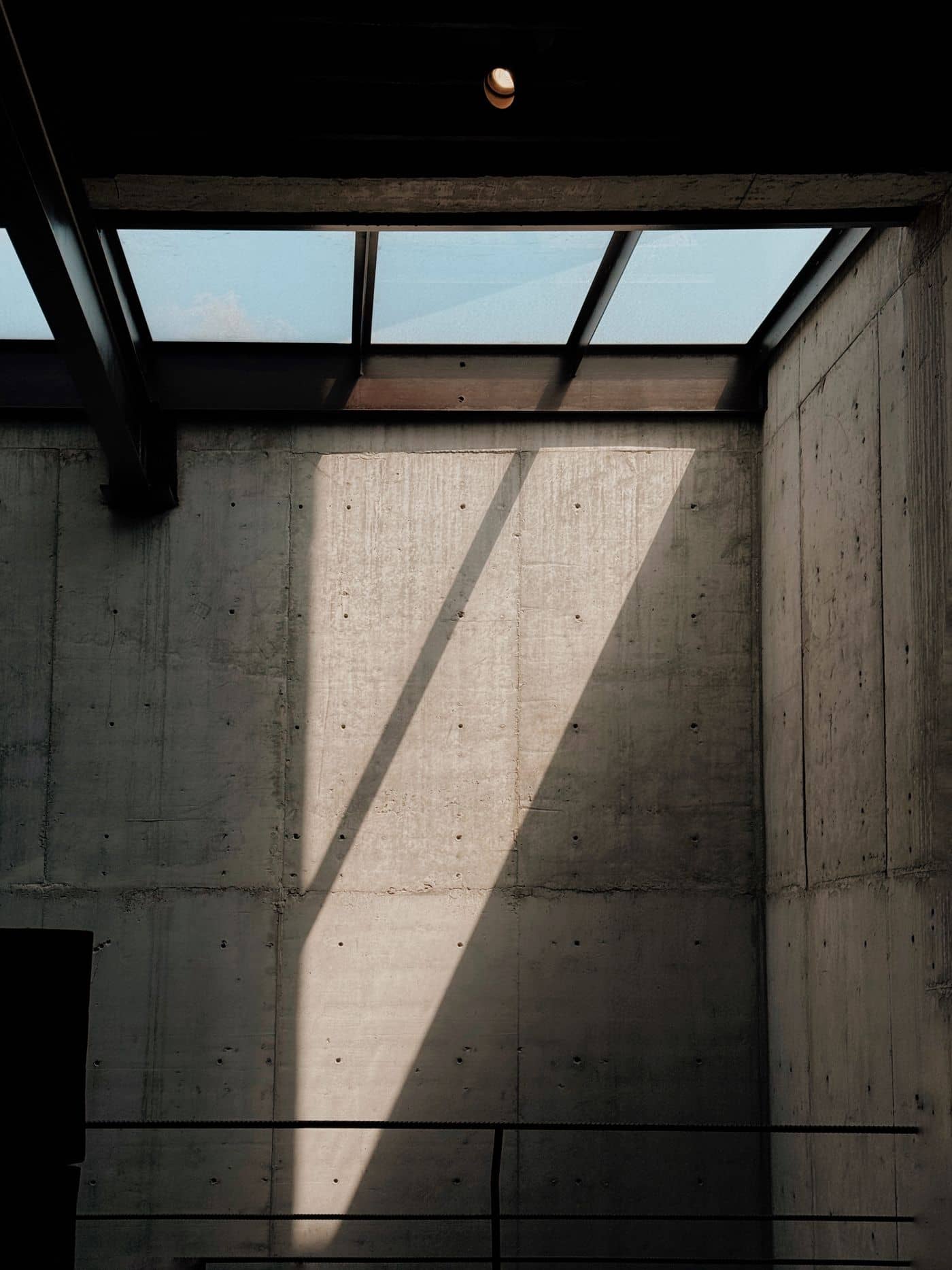 Detalhe de luz e concreto — estudo de fachada, Caminho das Árvores.